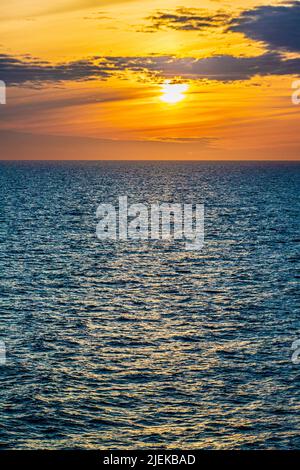 Un coucher de soleil d'été dans la mer Baltique au large de la côte de la Suède Banque D'Images