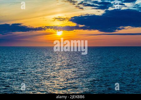 Un coucher de soleil d'été dans la mer Baltique au large de la côte de la Suède Banque D'Images