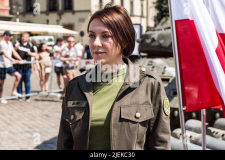 Varsovie, Pologne. 27th juin 2022. Ministre adjoint de la Défense de l'Ukraine, Hanna Maliar vu lors de l'ouverture officielle de l'exposition à Varsovie. Des responsables polonais et ukrainiens ouvrent une exposition en plein air dans la vieille ville de Varsovie de chars russes détruits et brûlés capturés par les Ukrainiens pendant la guerre. Officiellement nommée "pour notre liberté et la vôtre", l'exposition est destinée à montrer l'horreur de la guerre et de la défense héroïque de l'Ukraine. Il sera ensuite présenté dans d'autres capitales européennes comme Berlin ou Paris. (Photo par Attila Husejnow/SOPA Images/Sipa USA) crédit: SIPA USA/Alay Live News Banque D'Images