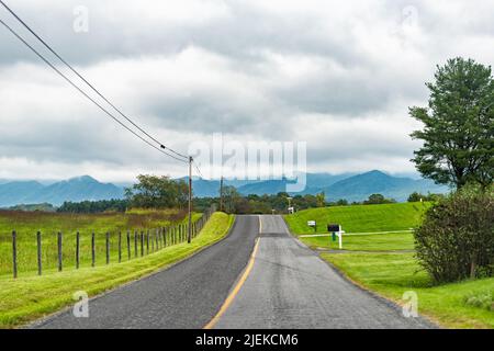 Buena Vista, Virginie petite ville rurale aux États-Unis en automne avec route vide à travers les fermes et herbe verte menant aux montagnes Blue Ridge Banque D'Images