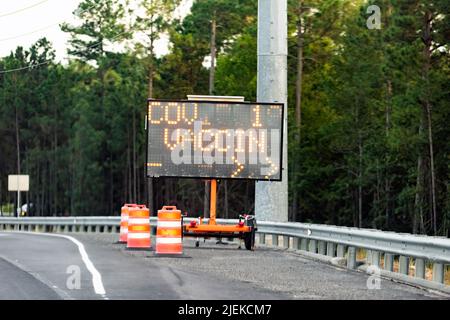 Pooler, Etats-Unis - 18 octobre 2021: Autoroute I95 en Géorgie avec signe électronique pour le vaccin Covid 19 pour le message Covid-19 pour le coronavirus Banque D'Images