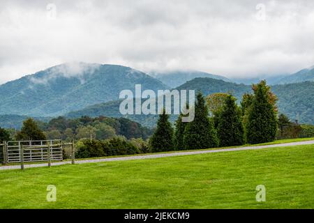 Buena Vista, Virginie petite campagne ville rurale aux États-Unis champ d'herbe verte pré près de Blue Ridge parkway montagnes nuages brouillard couvrant le pic Banque D'Images