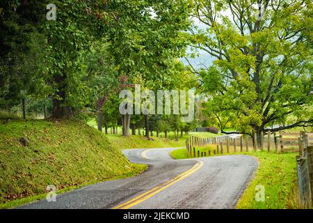 Buena Vista, Virginie petite campagne ville rurale aux États-Unis en automne avec la route sinueuse vide à travers les fermes et les arbres verts sans personne Banque D'Images