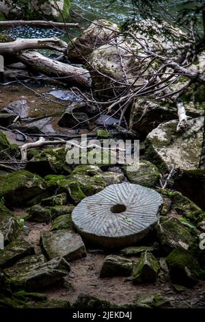 McConnells Mill est un parc national populaire dans l'ouest de la Pennsylvanie. Ses points de repère dominants sont le moulin à grate et le pont couvert de rouge qui traverse Slipper Banque D'Images