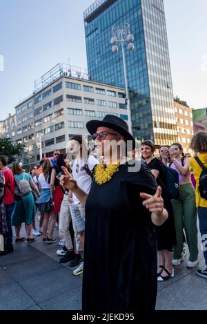 Femme dansant, démonstration en faveur de l'avortement gratuit sur demande sur la place centrale de Zagreb, Croatie Banque D'Images