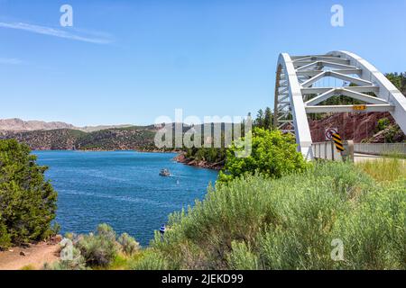 Dutch John, USA Road avec Flaming gorge Reservoir Bridge avec la couleur blanche et bleu lac rivière et le ciel en été dans le parc national de l'Utah avec bateau landsc Banque D'Images