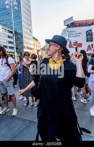 Femme dansant, démonstration en faveur de l'avortement gratuit sur demande sur la place centrale de Zagreb, Croatie Banque D'Images