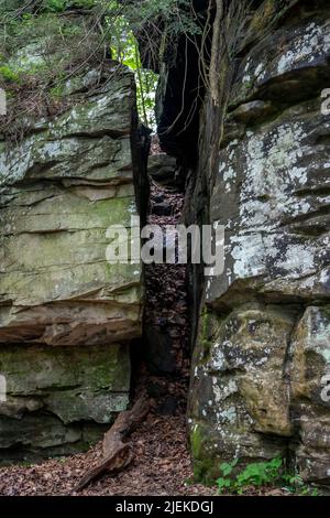 McConnells Mill est un parc national populaire dans l'ouest de la Pennsylvanie. Ses points de repère dominants sont le moulin à grate et le pont couvert de rouge qui traverse Slipper Banque D'Images