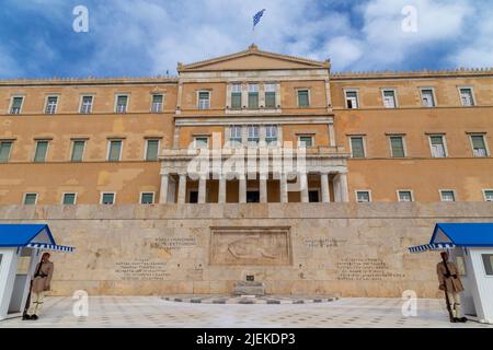 ATHÈNES, GRÈCE - MAI 06 2022: Gardes cérémoniels présidentiels - Evzones à la tombe du Soldat inconnu devant le Parlement grec, Athènes, GR Banque D'Images