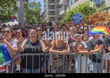 NEW YORK, New York – 26 juin 2022 : des spectateurs sont vus lors de la Marche de la fierté de New York en 2022 à Manhattan. Banque D'Images