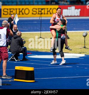 26-6-2022: Jour 3 Women's Shot Put - finale NICOLL Adele de BIRCHFIELD HARRIERS célèbre le tir gagnant de 17,59 avec MCKINNA Sophie de GREAT YARMOUTH & DISTRICT au Muller UK Athletics Championships MANCHESTER REGIONAL ARENA – MANCHESTER 2022 NICOLL Adele, de BIRCHFIELD HARRIERS, célèbre le plaid gagnant de 17,59 avec MCKINNA Sophie GREAT YARMOUTH & DISTRICT Banque D'Images