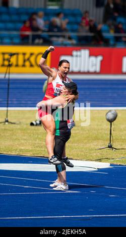 26-6-2022: Jour 3 Women's Shot Put - finale NICOLL Adele de BIRCHFIELD HARRIERS célèbre le tir gagnant de 17,59 avec MCKINNA Sophie de GREAT YARMOUTH & DISTRICT au Muller UK Athletics Championships MANCHESTER REGIONAL ARENA – MANCHESTER 2022 Banque D'Images