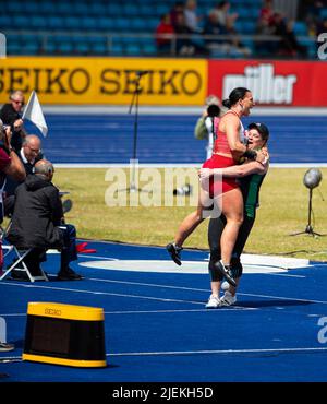 26-6-2022: Jour 3 Women's Shot Put - finale NICOLL Adele de BIRCHFIELD HARRIERS célèbre le tir gagnant de 17,59 avec MCKINNA Sophie de GREAT YARMOUTH & DISTRICT au Muller UK Athletics Championships MANCHESTER REGIONAL ARENA – MANCHESTER 2022 Banque D'Images