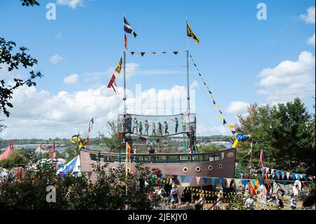 Glastonbury, Royaume-Uni. 26th juin 2022. Vue sur le navire de l’aire de jeux pour enfants Greenpeace au Festival Glastonbury, à la ferme de la ville de Somerset. Date de la photo: Dimanche 26 juin 2022. Le crédit photo devrait se lire comme suit : David Jensen/Empics/Alamy Live News Banque D'Images