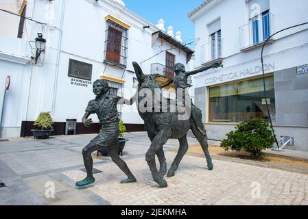 Sculpture 'Idyll d'avril', située à un coin de la Plaza de la Iglesia, Moguer Banque D'Images