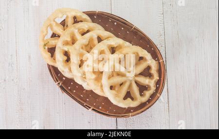 Kembang Goyang ou fleur de secouer, indonésien typique croustillant maison collation frite en forme de fleurs et typique de Betawi snack et très populaire pour le Banque D'Images