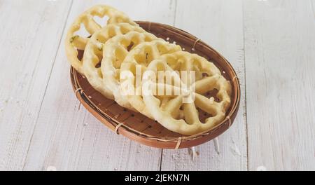 Kembang Goyang ou fleur de secouer, indonésien typique croustillant maison collation frite en forme de fleurs et typique de Betawi snack et très populaire pour le Banque D'Images