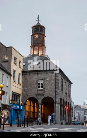 Le Tholsel à Kilkenny était utilisé pour collecter les péages, la douane et une salle de guilde. Aujourd'hui, c'est l'hôtel de ville de Kilkenny, en Irlande. Banque D'Images