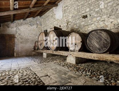Angera, Italie - 4 juin 2022: Dans le château de Borromeo, cave avec fûts pour stocker le vin. Banque D'Images