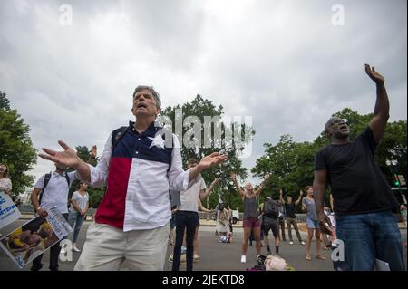 Washington, États-Unis. 27th juin 2022. Les militants anti-avortement adorent devant la Cour suprême des États-Unis quatre jours après que le tribunal ait annoncé leur décision d'annuler les protections fédérales en matière d'avortement prévues par Roe V. Wade à Washington, DC, lundi, 27 juin 2022. Plus tôt aujourd'hui, la Cour suprême a statué qu'un district scolaire a violé les droits du Premier Amendement d'un entraîneur de football lorsqu'il a perdu son emploi pour prier après les matchs sur la ligne de 50 yards. Photo de Bonnie Cash/UPI Credit: UPI/Alay Live News Banque D'Images