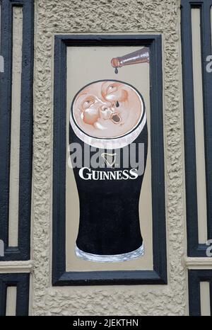 Peinture d'une pinte traditionnelle de la Guinness irlandaise sur la façade du bar Slieve Mish à Tralee Banque D'Images