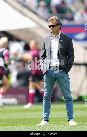 L'entraîneur des barbares Fabien Galthie regarde son équipe s'échauffer avant le match Angleterre -V- Barbarians au Twickenham Stadium, Middlesex, Angleterre le 19/06/2022 par (Steve Flynn/IOS) Banque D'Images