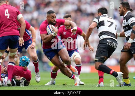 L'aile anglaise Joe Cokanasiga fait une pause lors du match Angleterre -V- Barbarians au Twickenham Stadium, Middlesex, Angleterre le 19/06/2022 par (Steve Flynn/IOS) Banque D'Images