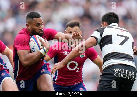 L'aile anglaise Joe Cokanasiga fait une pause lors du match Angleterre -V- Barbarians au Twickenham Stadium, Middlesex, Angleterre le 19/06/2022 par (Steve Flynn/IOS) Banque D'Images