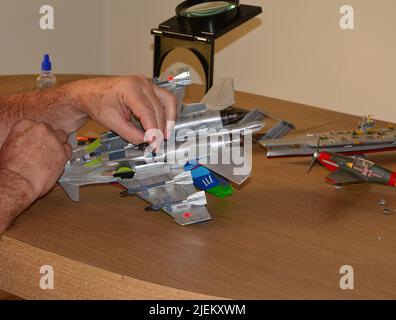 Kit de modèle en plastique, homme utilisant les mains pour assembler le modèle d'échelle, Brésil, Amérique du Sud, mise au point sélective, zoom photo Banque D'Images