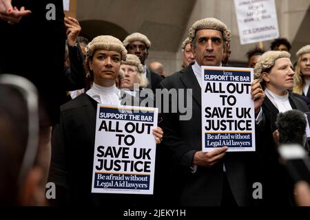 Londres, Royaume-Uni. 27th juin 2022. Un groupe d'avocats criminels tient des écriteaux à l'extérieur de Old Bailey. Les barristers pénaux se détournent des tribunaux en grève autour du Royaume-Uni à cause d'un différend sur la rémunération. L'Association du Barreau criminel (ABC) a déclaré que les revenus des avocats criminels juniors ont chuté de 30 % au cours des 20 dernières années et se sont inscrits au revenu moyen après dépenses de £12200 au cours des 3 premières années de pratique. Ils exigent une augmentation de 25% des frais d'aide juridique, ce qui est plus que le minimum de 15% recommandé par le Criminal Legal Aid Review publié en décembre dernier. Crédit : SOPA Images Limited/Alamy Live News Banque D'Images