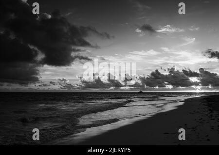 Nuages sombres sur la côte atlantique de l'océan. république dominicaine, plage de Punta Cana, photo de paysage noir et blanc Banque D'Images