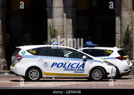 Madrid, Cracovie, Espagne. 27th juin 2022. Des voitures de police municipale sont vues sur la Plaza Mayor deux jours avant le sommet de l'OTAN à Madrid, en Espagne, sur 27 juin 2022. (Credit image: © Beata Zawrzel/ZUMA Press Wire) Banque D'Images