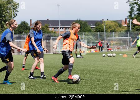 L'illustration montre des femmes joueuses en action lors d'une visite au complexe sportif de Gulden Kamer alors que l'équipe belge des femmes militaires prendra part aux championnats du monde militaires aux Etats-Unis en juillet, lundi 27 juin 2022. BELGA PHOTO KURT DESPLENTER Banque D'Images