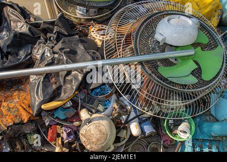 Beaucoup de matériaux et de pièces pour réparer un ventilateur dans un atelier extérieur Banque D'Images