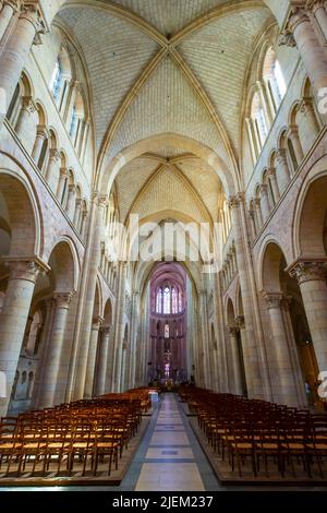 Cathédrale du Mans. Vue de la nef centrale romane vers le chœur High-Gothic. Ville du Mans dans le nord-ouest de la France. La cathédrale est dédiée Banque D'Images