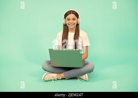 appel vidéo. chat d'enfant sur ordinateur. acheter en ligne. retour à l'école. blog d'influenceur d'adolescents. Banque D'Images