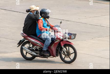 Un chauffeur de taxi sur une moto se déplace avec une femme. Le moto-taxi transporte un passager Banque D'Images