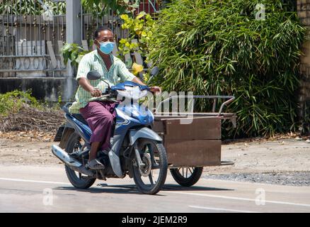 BANGKOK, THAÏLANDE, APR 25 2022, Un homme conduit une moto avec un chariot Banque D'Images