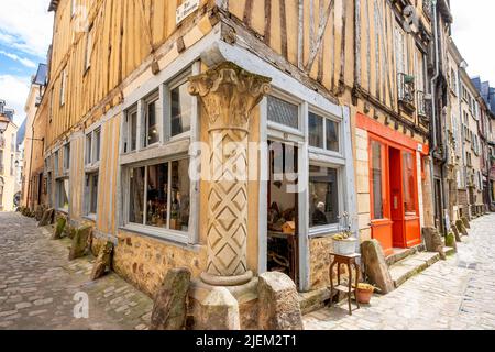 Maisons traditionnelles à colombages le long de la Grande rue/rue de l'Ecrevisse dans la Cité Plantagenet, le Mans. Pays de la Loire, France. Banque D'Images