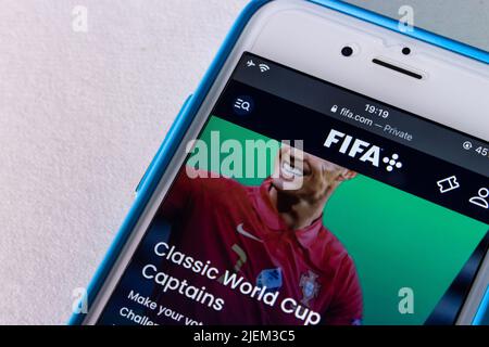 Kumamoto, JAPON - 11 mai 2022 : le logo de FIFA+ (FIFA plus), le service de streaming vidéo de la FIFA, sur son site web sur iPhone. Banque D'Images