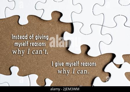Citation motivationnelle sur puzzle blanc avec quelques pièces manquantes sur fond marron - au lieu de me donner des raisons pour lesquelles je ne peux pas, je me donne r Banque D'Images