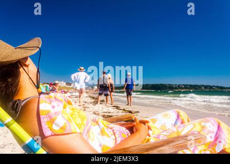 Une femme faisant une sieste sur une plage à Cape Cod, Massachusetts Banque D'Images