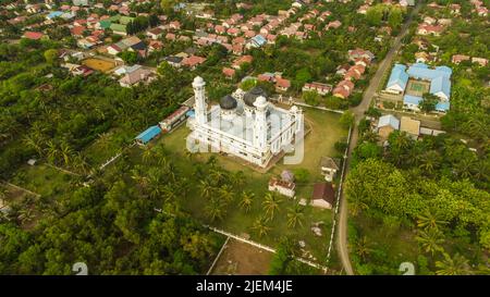 Vue aérienne de la mosquée de Rahmatullah Lampuuk, Aceh, Indonésie. Banque D'Images