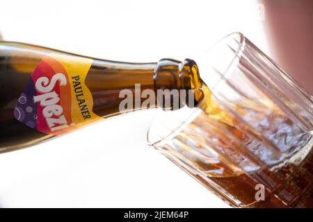 Munich, Allemagne. 27th juin 2022. Une jeune femme verse Spezi dans un verre pour une illustration. Crédit : Lennart Preiss/dpa/Alay Live News Banque D'Images