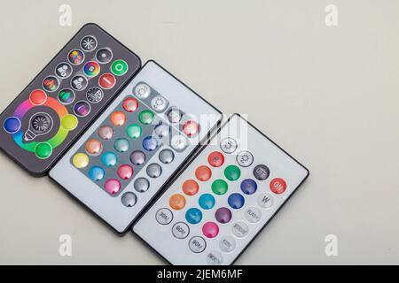 Trois télécommandes infrarouges différentes pour lampes LED RVB ou barrettes avec fonctions de changement de couleur Banque D'Images