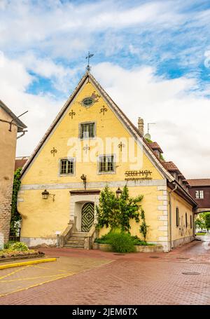 Parnu, Estonie, Europe - 19 juin 2022 : l'un des plus anciens bâtiments de Parnu, construit en 1658 sur les vestiges de l'ancienne demeure de l'église Sainte Banque D'Images