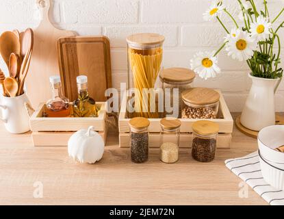 un ensemble de différents bocaux, récipients pour la cuisson des épices et des produits en vrac dans une cuisine moderne. vue de face du comptoir. zéro déchet Banque D'Images