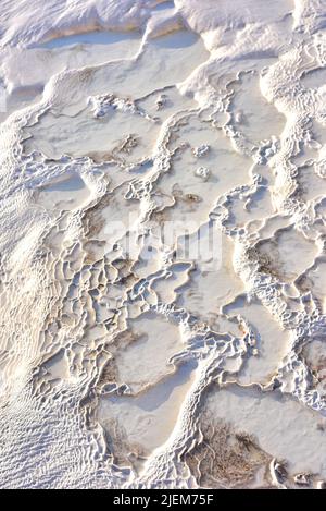 Vue sur les piscines en travertin, terrasses à Pamukkale Turquie. Voyager à l'étranger, à l'étranger pour les vacances, les vacances, le tourisme. Gros plan du château de coton avec Banque D'Images