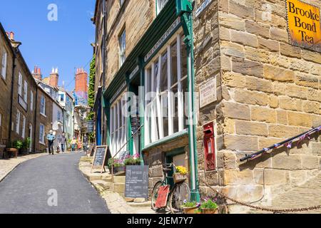 Robin Hood Bay Yorkshire Tea Toast and Post un petit café de musique basé sur King Street Robin Hood Bay Yorkshire Angleterre GB Europe Banque D'Images