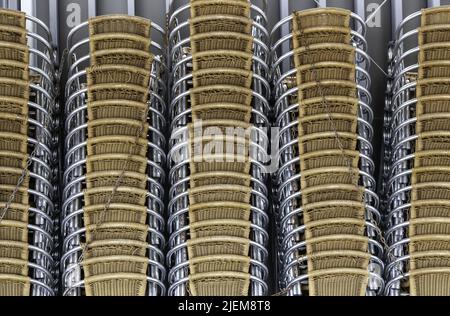 Détail des chaises de terrasse en métal empilées et commandées Banque D'Images